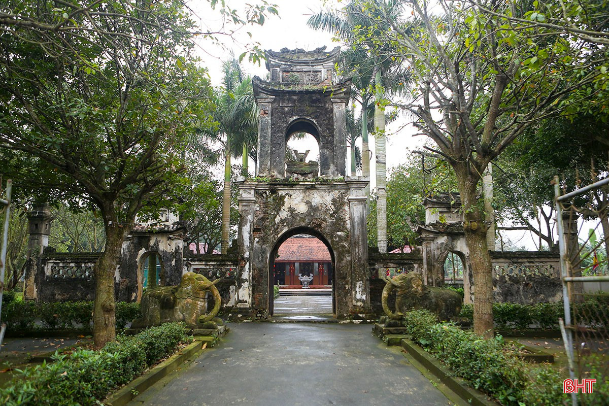Năm 1817, đền Chiêu Trưng được người dân địa phương khôi phục lại tại thôn Vĩnh Phúc, xã Đức Vĩnh nay là Quang Vĩnh (Đức Thọ). Trong cuốn dư địa chí "An Tĩnh cổ lục" - nguyên văn tiếng Pháp là “Le vieux An Tinh” (Ghi chép lại những chuyện xưa ở vùng Nghệ An – Hà Tĩnh của học giả Hippolyte Le Breton, được Tập san “Đô thành hiếu cổ” xuất bản năm 1936 bằng tiếng Pháp, sau này NXB Văn hóa - Thông tin và Trung tâm Văn hóa ngôn ngữ Đông Tây ấn hành năm 2014) ghi rõ: "... theo lời của Nhân dân truyền lại thì đền này là một trong những ngôi đền đẹp nhất nước An Nam... Một vài điều mà tôi có thể kể lại về ngôi đền chính là nhờ cha Théodore Guignard đã quá cố cung cấp cho tôi. Ngài đã được ngắm đền Chiêu Trưng lúc Ngài đặt chân đến Nghệ An năm 1886". Ảnh: Cổng đền Chiêu Trưng được xây dựng lại năm 1817 vẫn còn giữ được gần như nguyên vẹn đến hôm nay. bqbht_br_a2.jpg