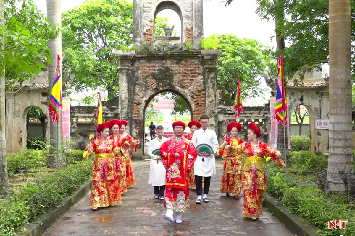 Hằng năm vào các dịp lễ, tết đền Chiêu Trưng thu hút hàng nghìn du khách mọi miền về dâng hương tiền nhân, tham quan và tham gia vào các nghi lễ cầu an, cầu phúc... bqbht_br_a16.jpg