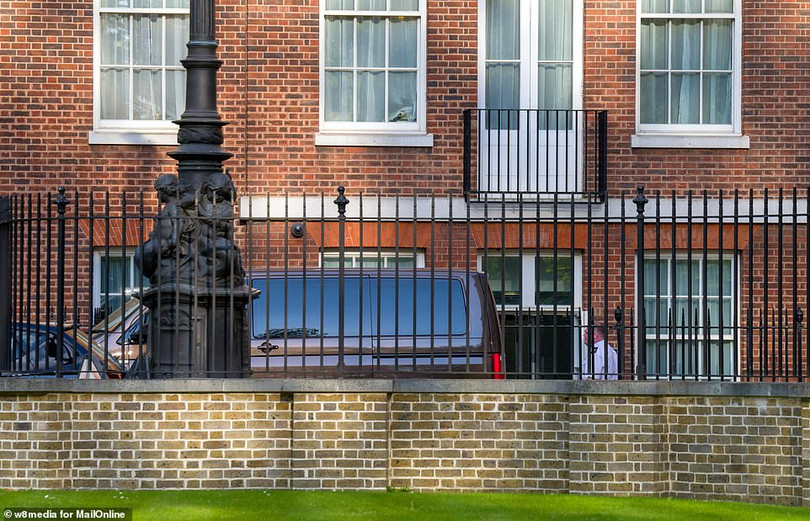 Ông Boris Johnson có mặt ở Dinh Thủ tướng Anh trước khi chính thức quay lại làm việc vào hôm nay