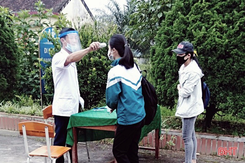 Học sinh lớp 9, 12 ở Hà Tĩnh trở lại trường: Đo thân nhiệt, rửa tay sát khuẩn, bố trí giãn cách an toàn