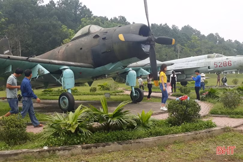 Du khách tri ân tại các địa chỉ đỏ ở Hà Tĩnh ngày đất nước trọn niềm vui