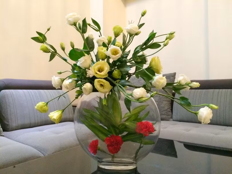 Những bình hoa duyên dáng khoe sắc trong tổ ấm của mẹ đảm Hà Thành