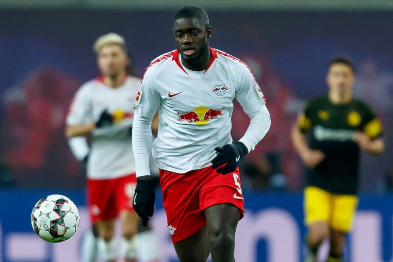 Dayot Upamecano (45 triệu euro): Hậu vệ sinh năm 1998 nổi lên trong màu áo LB Leipzig với chiều cao 1,86 m và lối chơi không ngại va chạm. Mùa giải năm nay, Upamecano chơi 29 trận với tổng cộng gần 2.500 phút cho đại diện nước Đức. Anh lọt vào tầm ngắm của Bayern Munich khi Mats Hummels và Jerome Boateng không còn giữ được phong độ. Đội hình hết hạn hợp đồng hè 2021 trị giá hơn 600 triệu euro