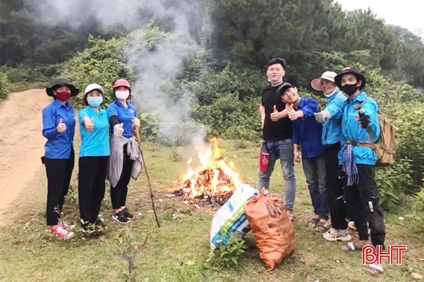 CÙNG SUY NGẪM: Sau kỳ nghỉ, đoàn viên phải thu gom rác cho du khách