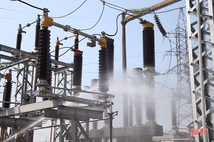 “Mục sở thị” công nghệ vệ sinh trạm biến áp 110 kV không cần cắt điện ở Hà Tĩnh