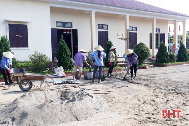 Nông dân Hà Tĩnh “gác lễ”, nô nức xây công trình chào mừng đại hội Đảng