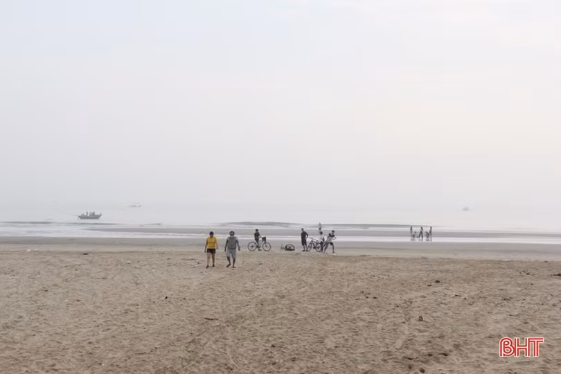 Biển Hà Tĩnh hấp dẫn ngay ngày đầu nghỉ lễ