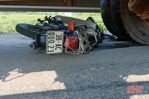 Hà Tĩnh: Xe tải kéo lê người và xe máy hơn 20m mới dừng lại