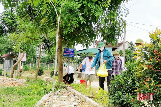 Nông dân Hà Tĩnh “gác lễ”, nô nức xây công trình chào mừng đại hội Đảng