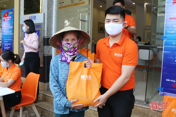 Ngân hàng SHB Hà Tĩnh trao 1,5 tấn gạo hỗ trợ người nghèo “vượt” dịch Covid-19