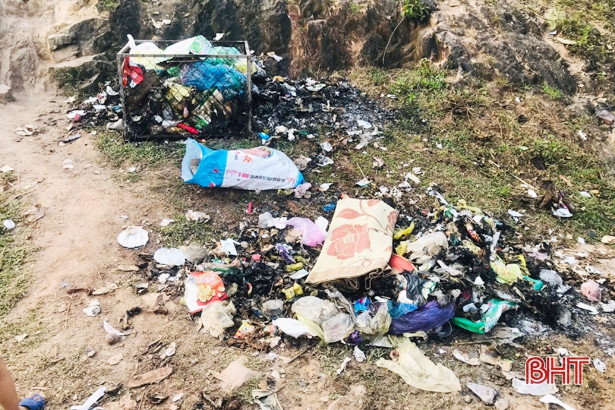 CÙNG SUY NGẪM: Sau kỳ nghỉ, đoàn viên phải thu gom rác cho du khách