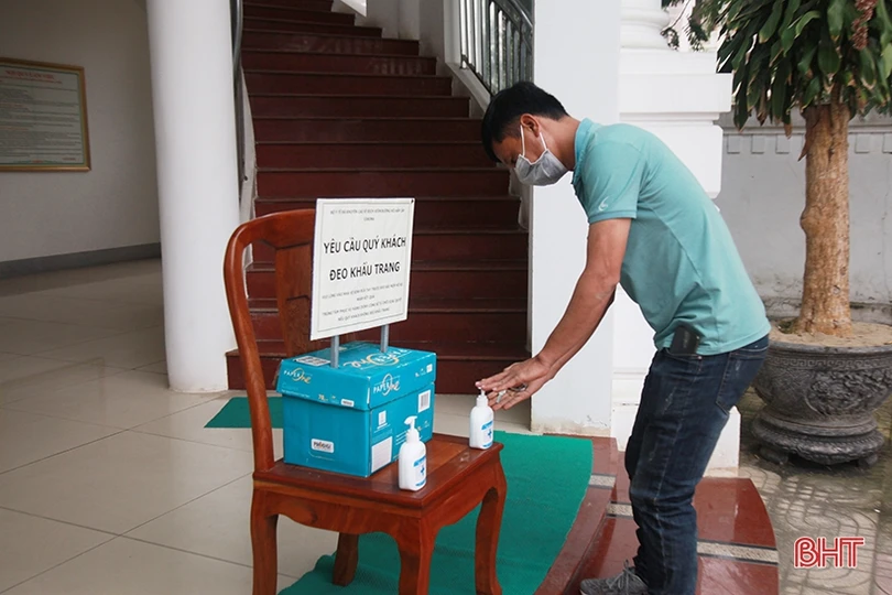 Người dân Hà Tĩnh hình thành thói quen mới khi ra khỏi nhà