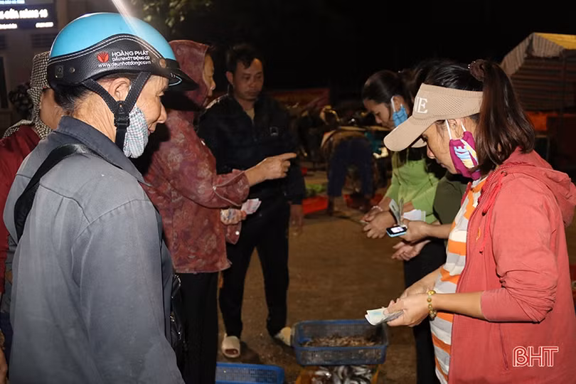 Về Hà Tĩnh đi chợ cá sớm mai