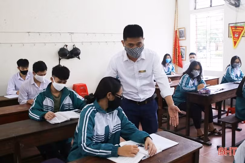 Học sinh lớp 9, 12 ở Hà Tĩnh trở lại trường: Đo thân nhiệt, rửa tay sát khuẩn, bố trí giãn cách an toàn