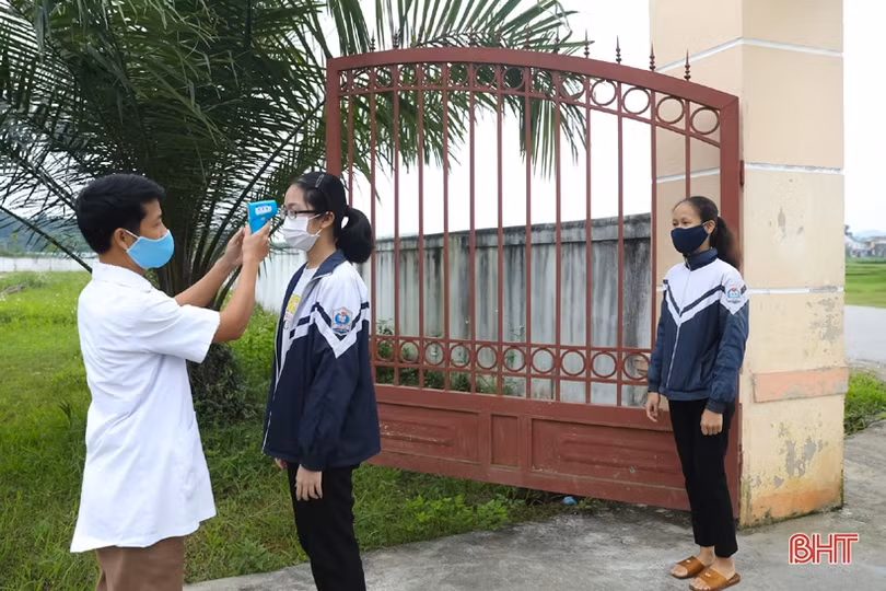 Học sinh lớp 9, 12 ở Hà Tĩnh trở lại trường: Đo thân nhiệt, rửa tay sát khuẩn, bố trí giãn cách an toàn