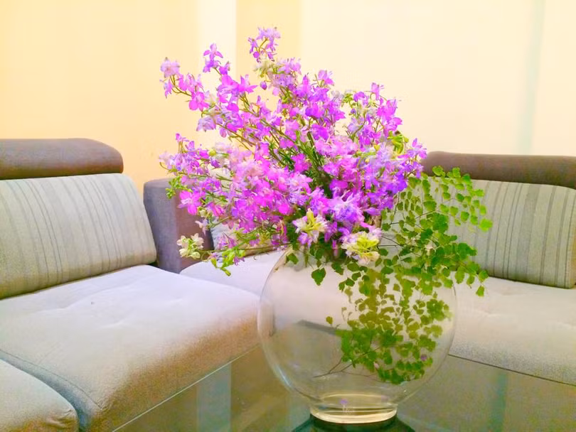 Những bình hoa duyên dáng khoe sắc trong tổ ấm của mẹ đảm Hà Thành