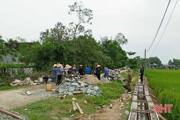 Nông dân Hà Tĩnh “gác lễ”, nô nức xây công trình chào mừng đại hội Đảng