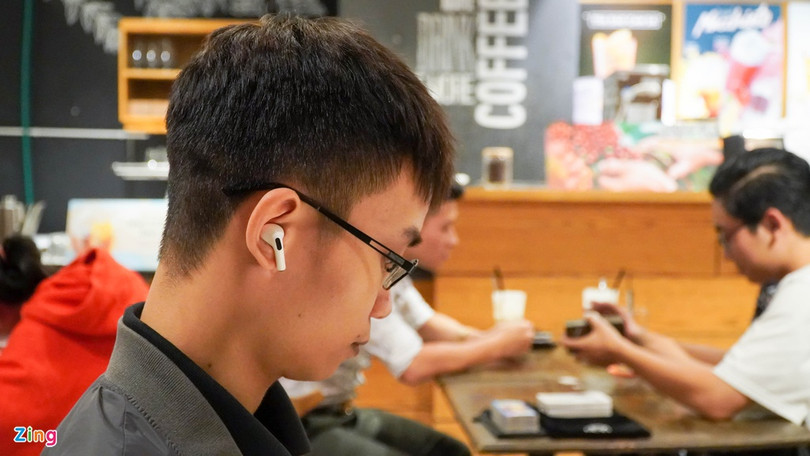 Cuối năm 2019, có thông tin cho rằng Apple sẽ sản xuất tai nghe AirPods tại Việt Nam. Ảnh: Thế Anh. Dấu hiệu Apple sắp mở nhà máy iPhone ở Việt Nam