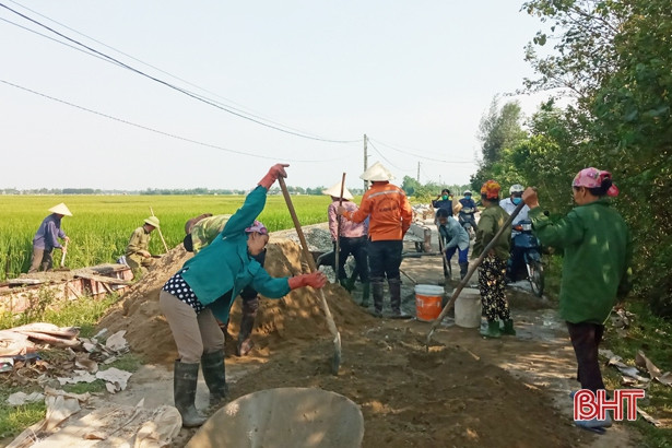 Nông dân Hà Tĩnh “gác lễ”, nô nức xây công trình chào mừng đại hội Đảng