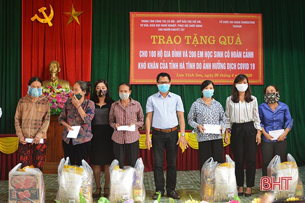 Nhiều suất quà giúp người nghèo Hà Tĩnh vượt khó do dịch Covid-19