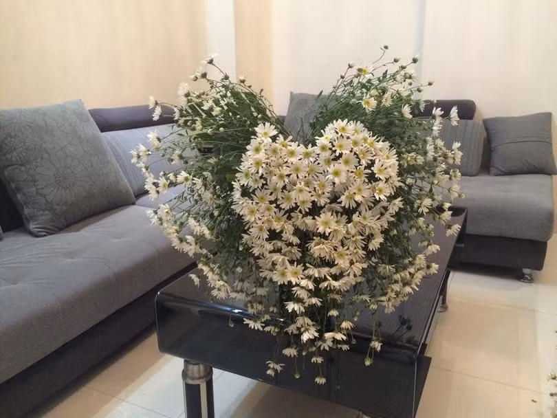 Những bình hoa duyên dáng khoe sắc trong tổ ấm của mẹ đảm Hà Thành