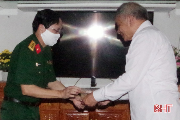 Phó Chủ nhiệm Tổng cục Chính trị dâng hương tại Ngã ba Đồng Lộc