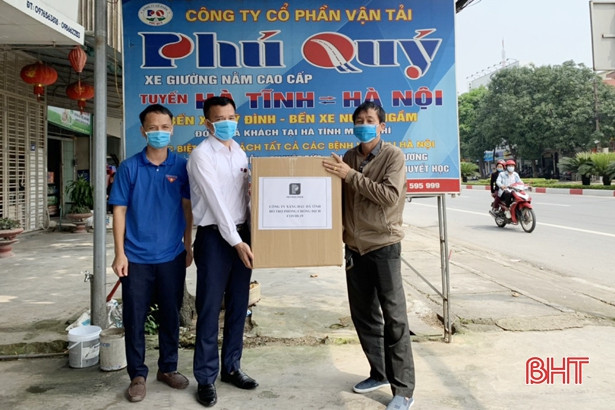 Công ty Xăng dầu Hà Tĩnh tặng 30.200 khẩu trang cho các nhà xe