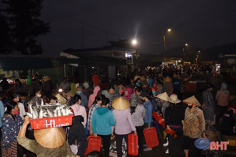 Về Hà Tĩnh đi chợ cá sớm mai