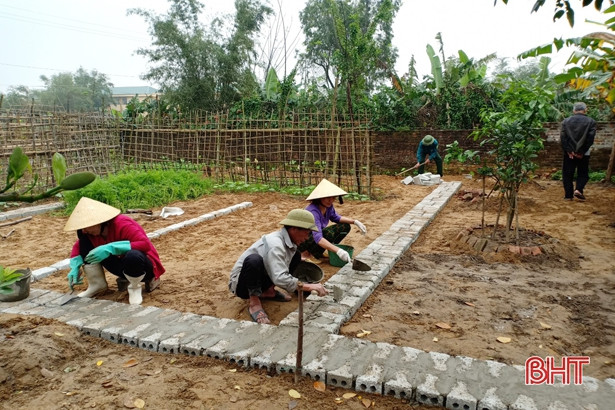 Nông dân Hà Tĩnh “gác lễ”, nô nức xây công trình chào mừng đại hội Đảng