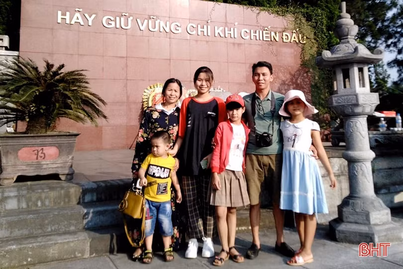 Du khách tri ân tại các địa chỉ đỏ ở Hà Tĩnh ngày đất nước trọn niềm vui