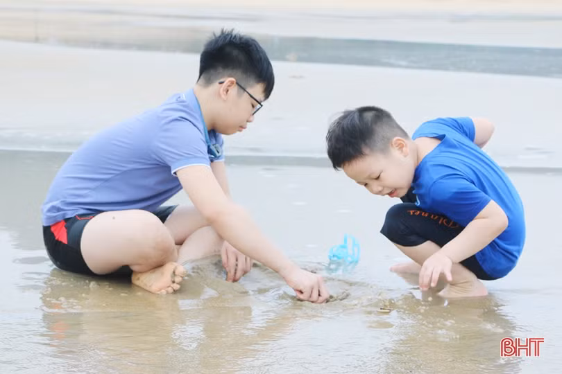 Biển Hà Tĩnh hấp dẫn ngay ngày đầu nghỉ lễ