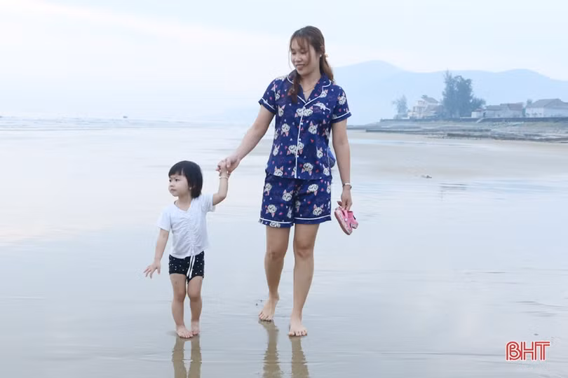 Biển Hà Tĩnh hấp dẫn ngay ngày đầu nghỉ lễ