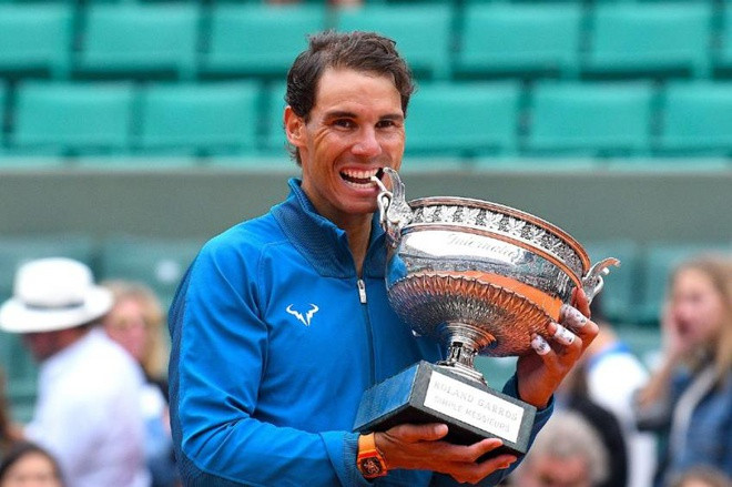Vô địch một giải Grand Slam nhiều nhất: Rafael Nadal đã biến mặt sân đất nện trở thành của riêng mình, trong đó có Pháp mở rộng. Anh lên ngôi tổng cộng 12 lần trong 15 năm tham dự giải đấu ở Paris. Dù vậy, con số này có thể chưa dừng lại, bởi Nadal vẫn đang thi đấu và bất khả chiến bại trên mặt sân đỏ. 10 kỷ lục khó bị phá vỡ trong lịch sử quần vợt