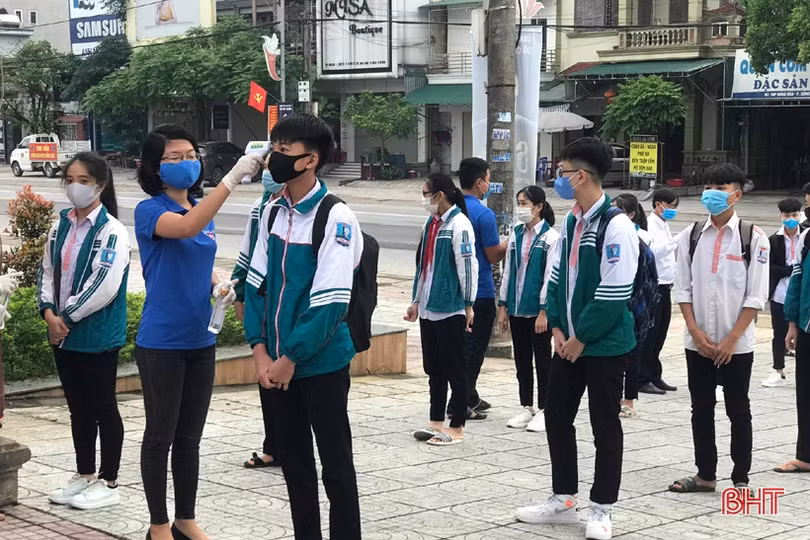 Học sinh lớp 9, 12 ở Hà Tĩnh trở lại trường: Đo thân nhiệt, rửa tay sát khuẩn, bố trí giãn cách an toàn