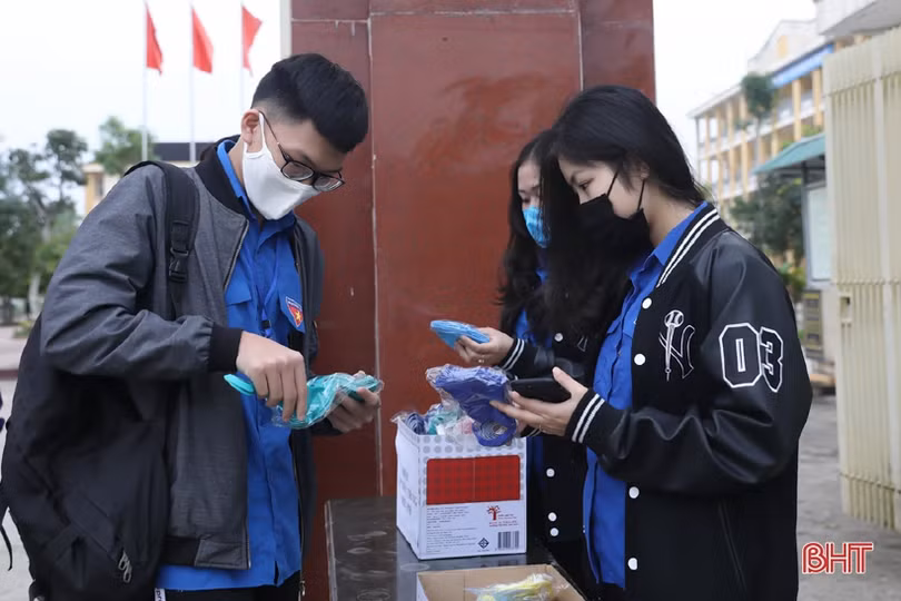 Học sinh lớp 9, 12 ở Hà Tĩnh trở lại trường: Đo thân nhiệt, rửa tay sát khuẩn, bố trí giãn cách an toàn