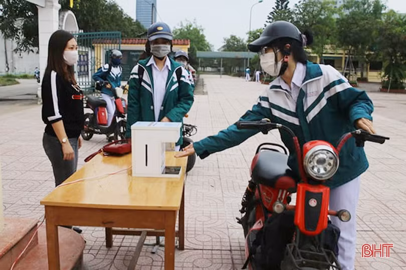 Học sinh lớp 9, 12 ở Hà Tĩnh trở lại trường: Đo thân nhiệt, rửa tay sát khuẩn, bố trí giãn cách an toàn
