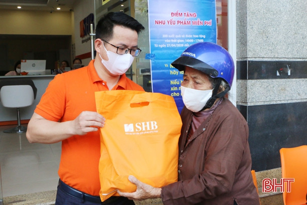 Ngân hàng SHB Hà Tĩnh trao 1,5 tấn gạo hỗ trợ người nghèo “vượt” dịch Covid-19