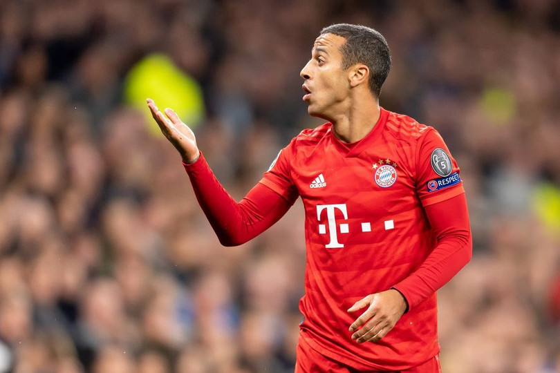 Thiago Alcantara (48 triệu euro): Chuyển đến Bayern Munich cùng HLV Pep Guardiola năm 2013, tiền vệ người Tây Ban Nha không mất nhiều thời gian để trở thành trụ cột nơi tuyến giữa của CLB. Mùa giải năm nay, Thiago chơi tổng cộng 32 trận trên mọi đấu trường, ghi 3 bàn và có 2 pha kiến tạo. Điểm mạnh của cựu cầu thủ Barca là khả năng điều tiết lối chơi. Đội hình hết hạn hợp đồng hè 2021 trị giá hơn 600 triệu euro