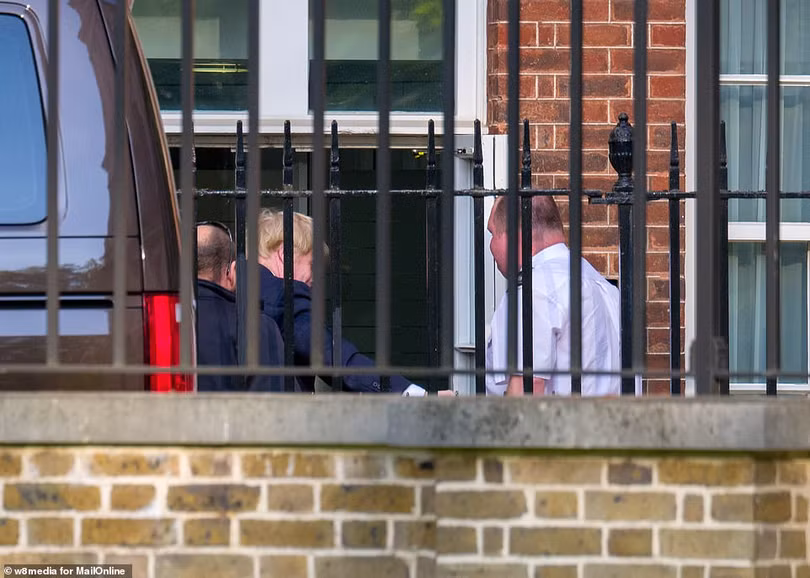 Ông Boris Johnson có mặt ở Dinh Thủ tướng Anh trước khi chính thức quay lại làm việc vào hôm nay