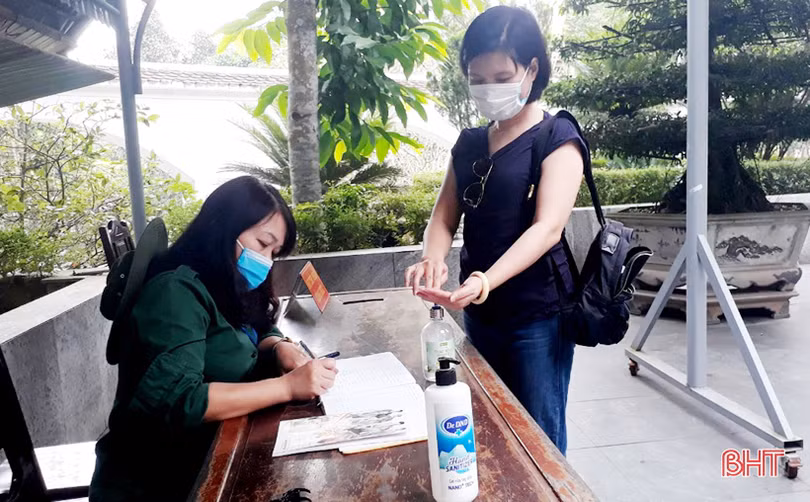 Du khách tri ân tại các địa chỉ đỏ ở Hà Tĩnh ngày đất nước trọn niềm vui