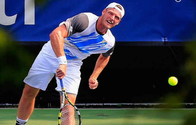 Giao bóng nhanh nhất: Sam Groth có thể không phải là tên tuổi quen thuộc với người hâm mộ làng banh nỉ, nhưng cựu tay vợt người Australia nắm giữ một trong những kỷ lục khó có thể phá vỡ. Groth từng giao bóng với vận tốc lên tới 263 km/h trong trận đấu ở giải Challenger Hàn Quốc. Dù đi vào lịch sử, anh để thua 4-6, 3-6 trước Uladzimir Ignatik (Belarus). 10 kỷ lục khó bị phá vỡ trong lịch sử quần vợt