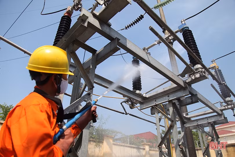 “Mục sở thị” công nghệ vệ sinh trạm biến áp 110 kV không cần cắt điện ở Hà Tĩnh