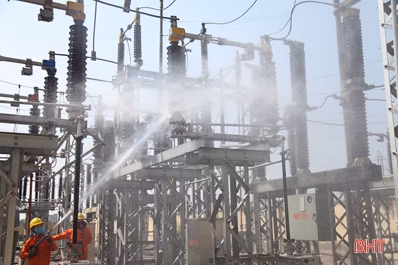 “Mục sở thị” công nghệ vệ sinh trạm biến áp 110 kV không cần cắt điện ở Hà Tĩnh