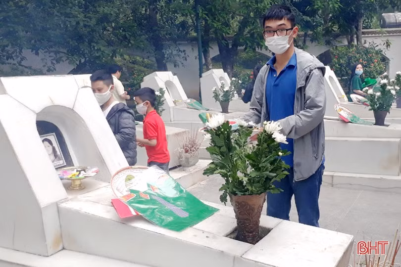 Du khách tri ân tại các địa chỉ đỏ ở Hà Tĩnh ngày đất nước trọn niềm vui