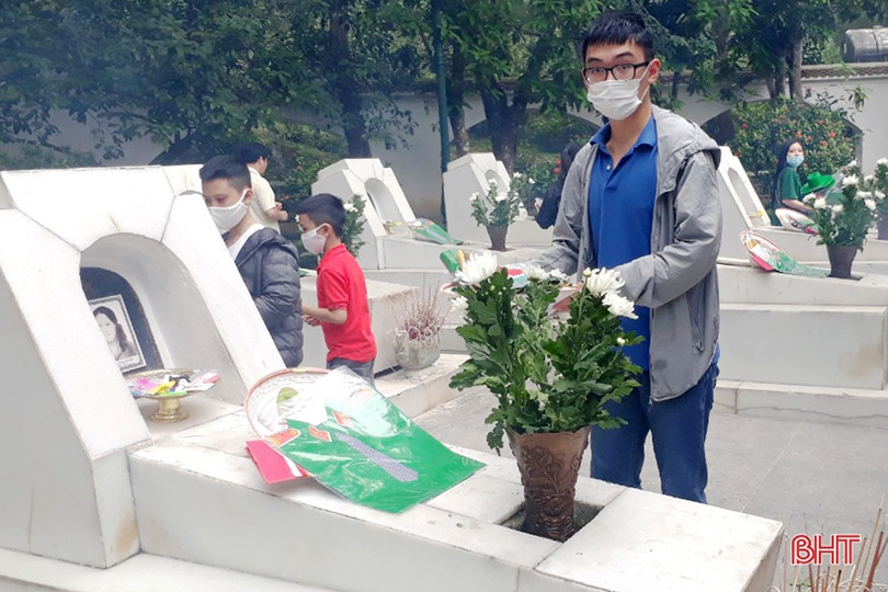 Du khách tri ân tại các địa chỉ đỏ ở Hà Tĩnh ngày đất nước trọn niềm vui