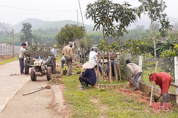 Nông dân Hà Tĩnh “gác lễ”, nô nức xây công trình chào mừng đại hội Đảng