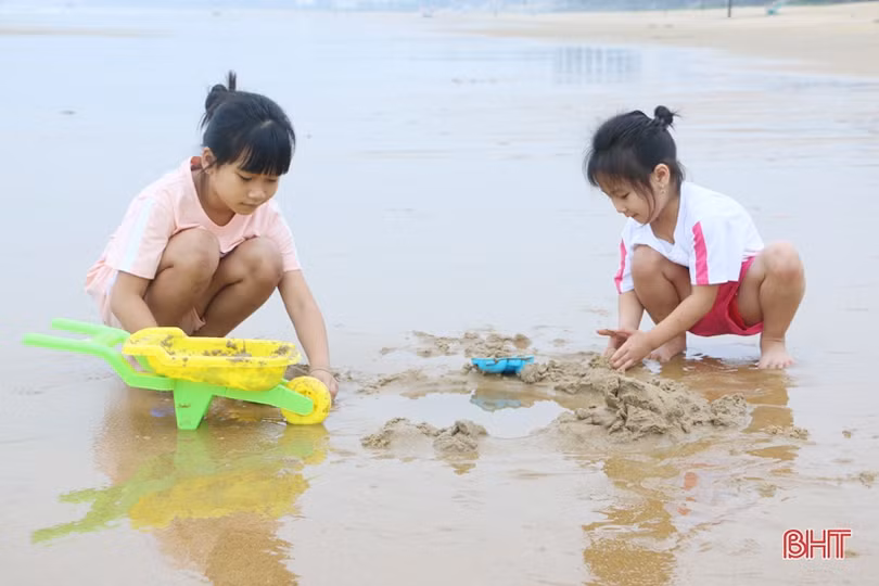 Biển Hà Tĩnh hấp dẫn ngay ngày đầu nghỉ lễ