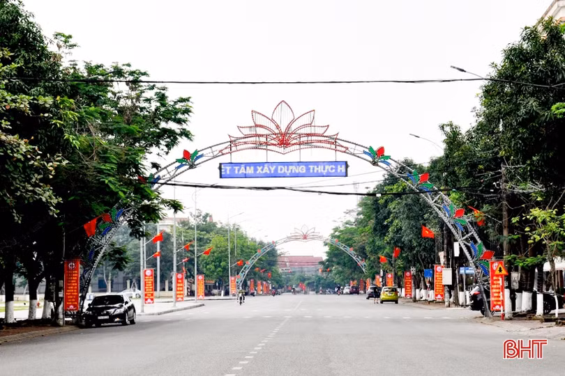 Hà Tĩnh rợp cờ hoa mừng ngày hội thống nhất non sông