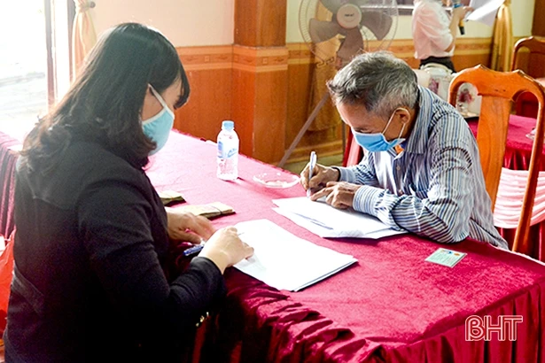 Hà Tĩnh bắt đầu chi trả tiền hỗ trợ người dân gặp khó khăn do dịch Covid-19