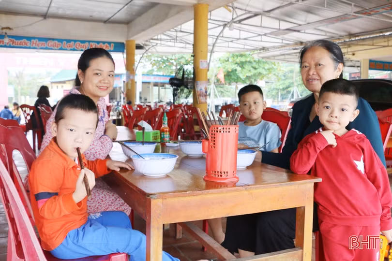 Biển Hà Tĩnh hấp dẫn ngay ngày đầu nghỉ lễ